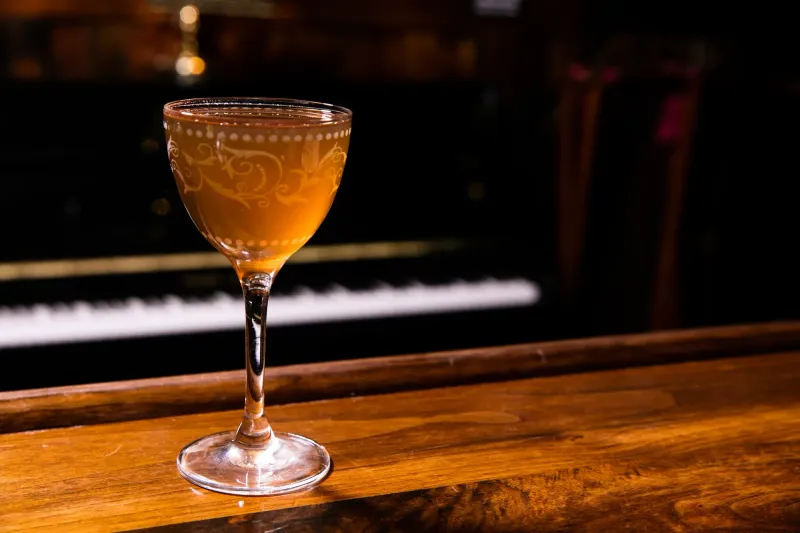 Dead Rabbit Parlor Drinks, Hoodwinker serve